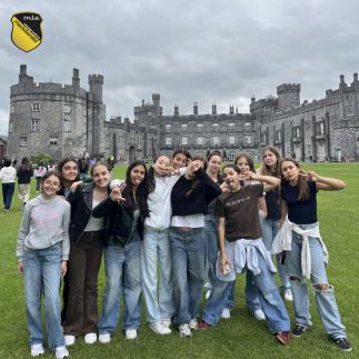 🌟 What a fantastic afternoon at Kilkenny Castle Park! The sun was shining, and our students had a blast playing football and volleyball! ⚽🏐 #KilkennyCastle #LanguageSchool #OutdoorFun #Football #Volleyball #LearnAndPlay